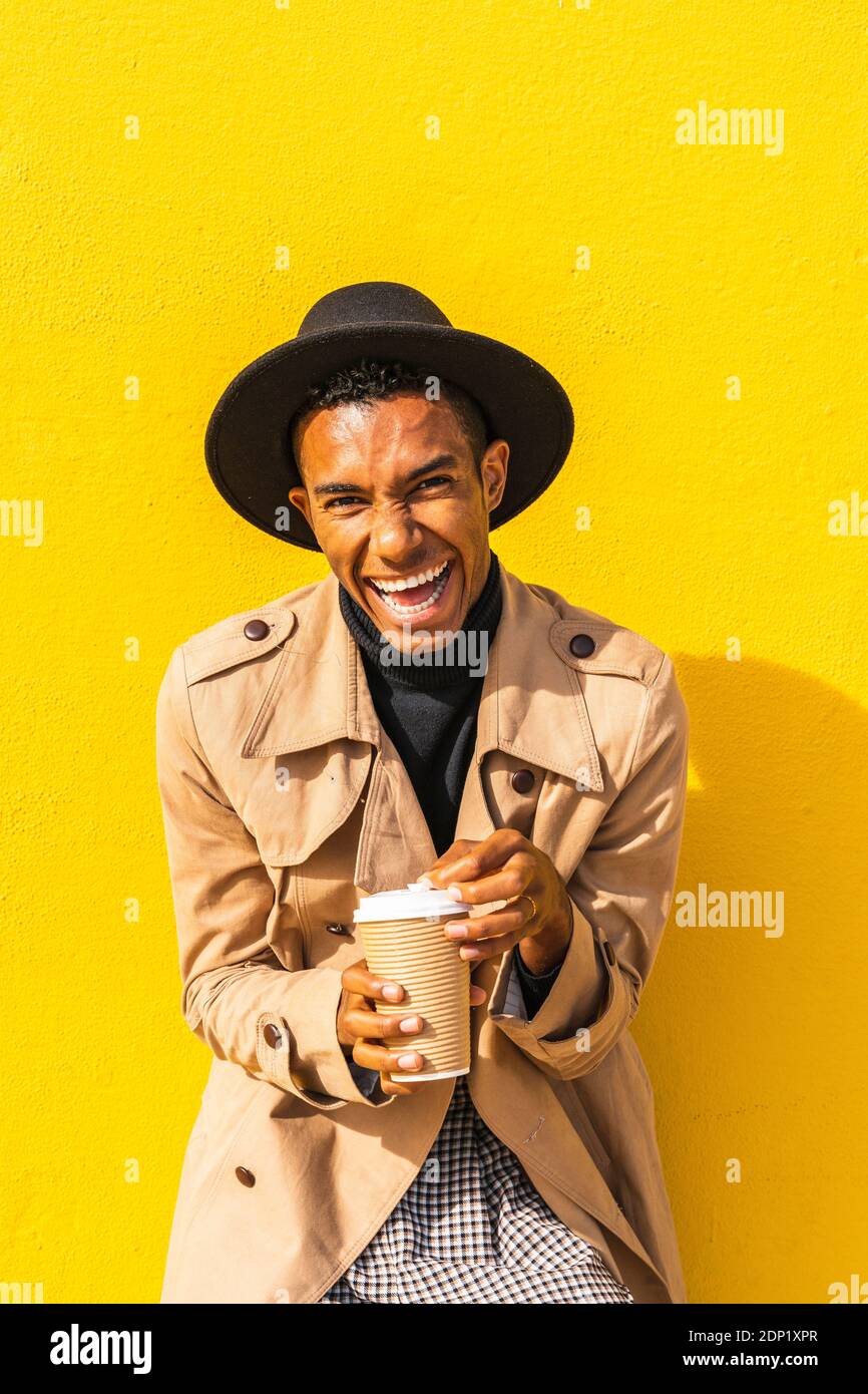 Jeune homme apprécie son café à emporter Banque D'Images