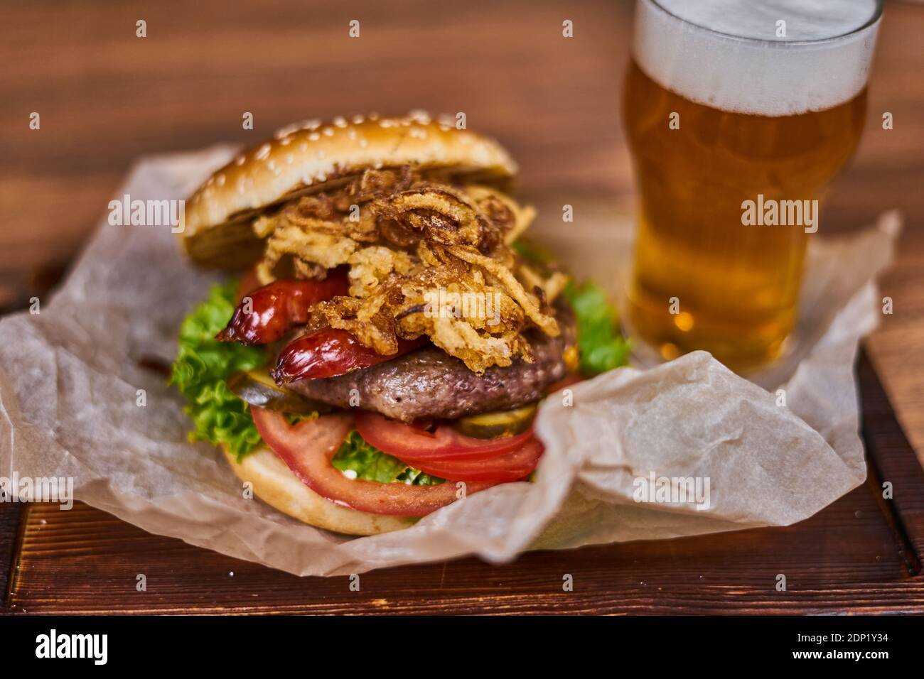 Délicieux hamburger juteux sur une planche de bois Banque D'Images