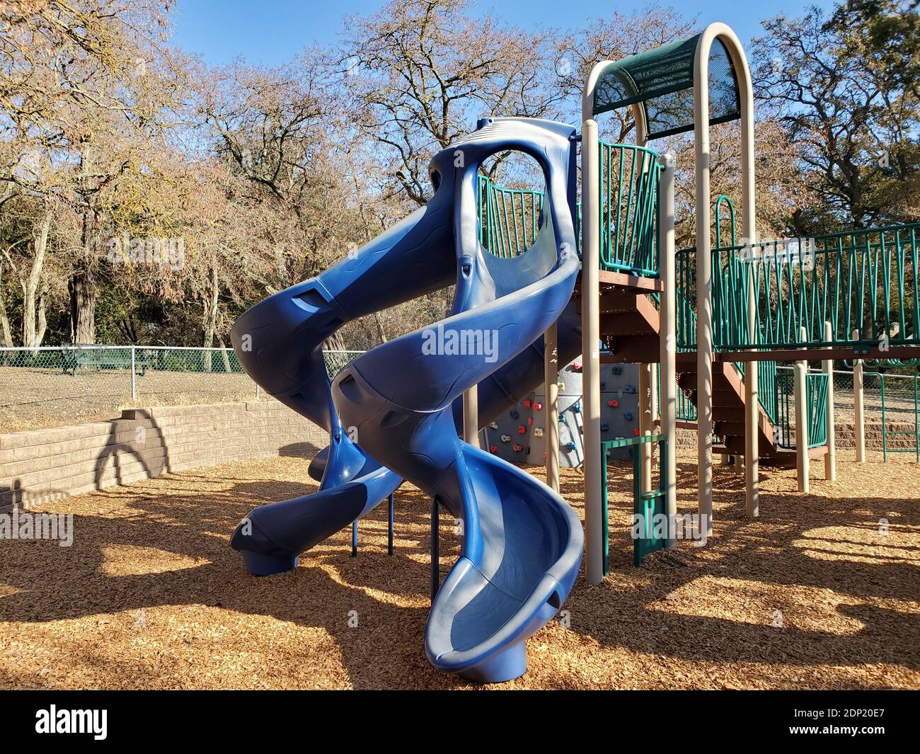 Photographie d'un gymnase de la jungle avec une glissade bleue à Brookwood Park à Lafayette, Californie, le 29 novembre 2020. () Banque D'Images