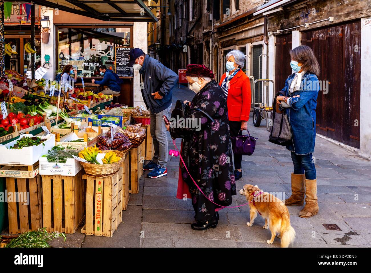 Les gens de la région achètent des fruits et légumes frais à un marché dans la région du pont du Rialto à Venise, en Italie. Banque D'Images Les gens de la région achètent des fruits et légumes frais à un marché dans la région du pont du Rialto à Venise, en Italie. Banque D'Images