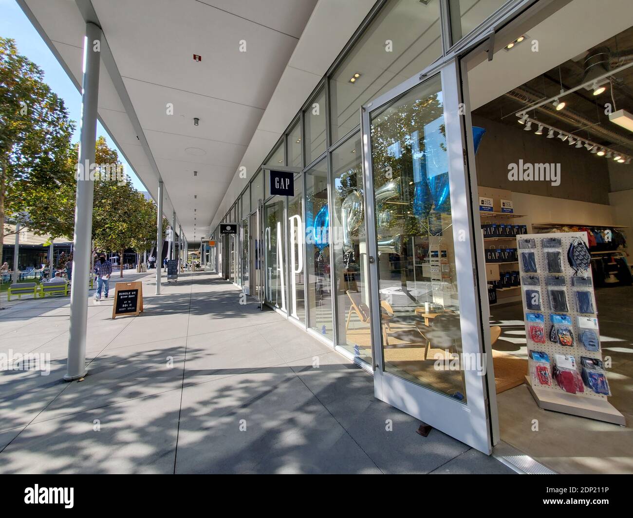 Vue latérale de l'entrée du magasin Gap avec des ballons en épelant le mot « Open » à San Ramon, Californie, le 6 décembre 2020. () Banque D'Images
