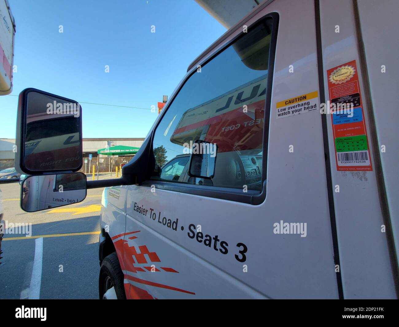 Vue latérale de la cabine d'un camion U-Haul stationné dans le parking de l'agence de location de camions U-Haul à Concord, Californie, 8 décembre 2020. () Banque D'Images