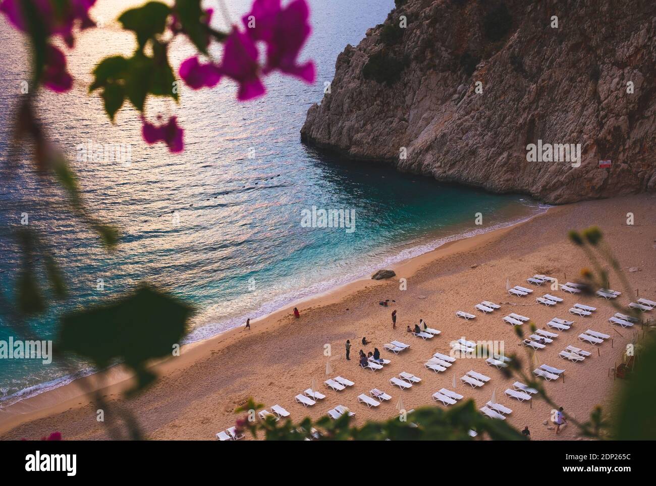 Magnifique coucher de soleil sur la plage de Kaputas, sur la mer méditerranée, en Turquie Banque D'Images