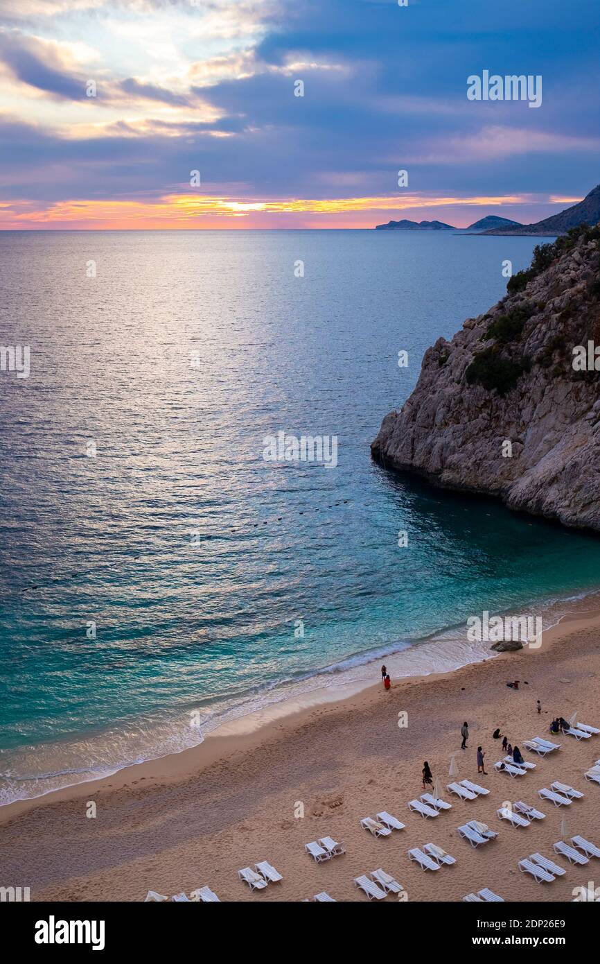 Magnifique coucher de soleil sur la plage de Kaputas, sur la mer méditerranée, en Turquie Banque D'Images