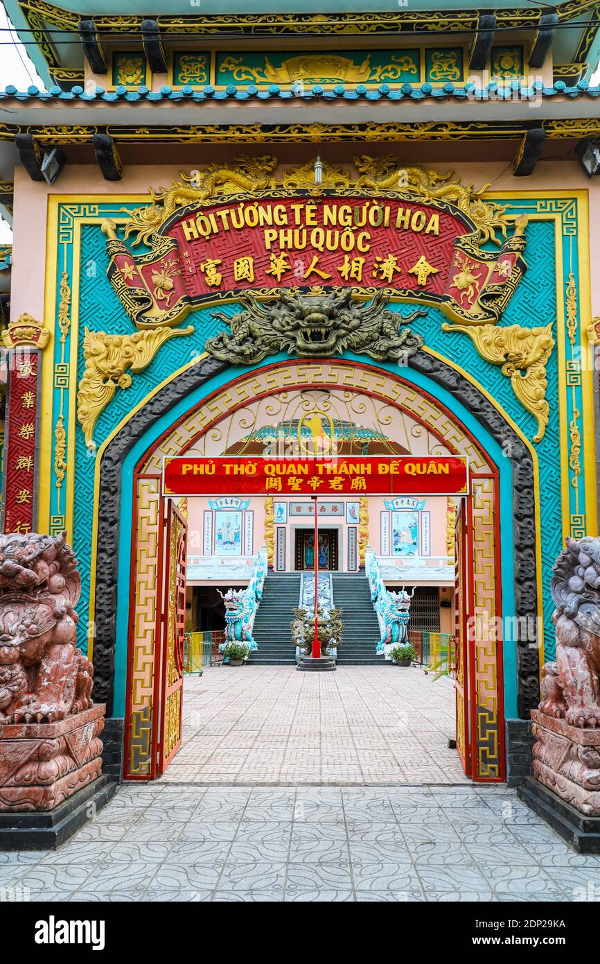 L'entrée du temple chinois bouddhiste Hoi Tuong te Nguoi Hoa, Phu Quoc, Vietnam, Indochine, Asie du Sud-est, Asie. Banque D'Images
