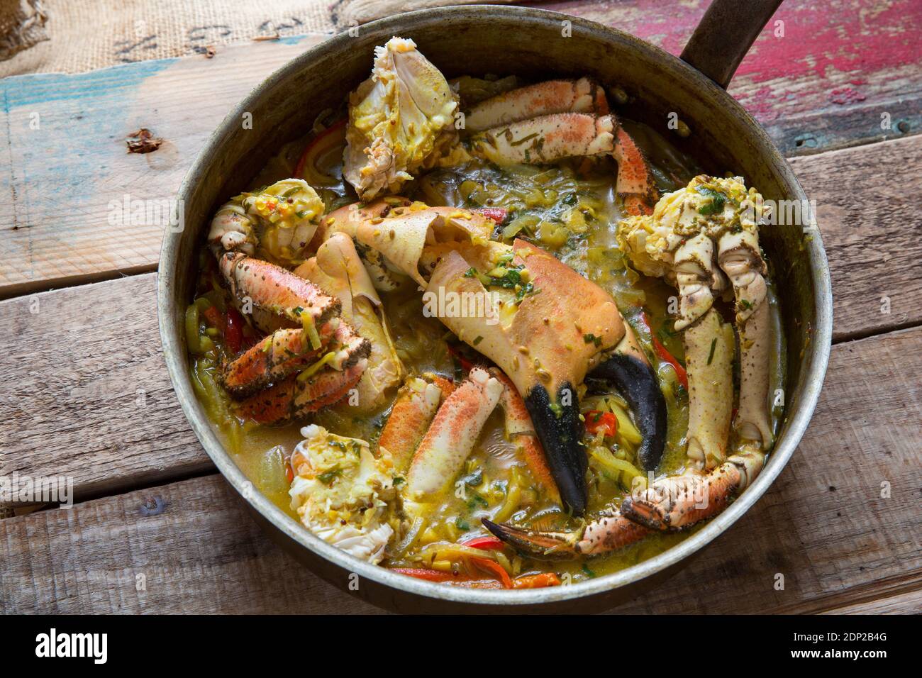 La griffe et les pattes d'un crabe brun, cancer pagurus, qui a été maudit avec des épices et du lait de coco. Angleterre GB Banque D'Images