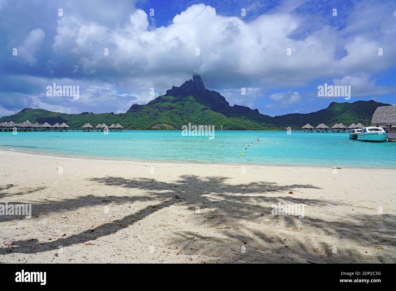 BORA BORA, POLYNÉSIE FRANÇAISE -7 DEC 2018- vue sur une ombre de palmiers sur le sable au bord du lagon et du mont Otemanu au Meridien Bora Bora Resort in Banque D'Images