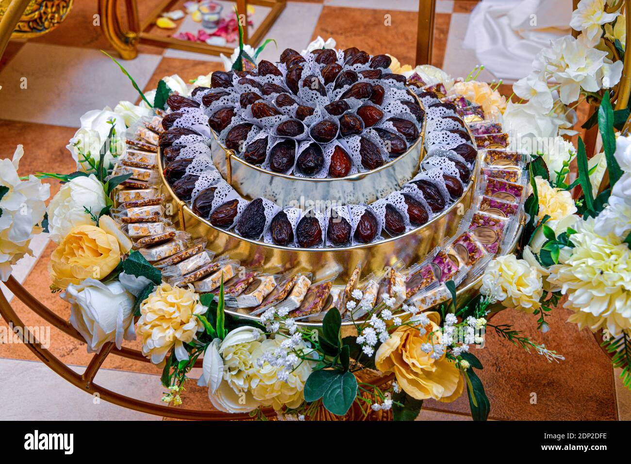 Dates présentes comme cadeau à la mariée sur elle Mariage au Maghreb Photo  Stock - Alamy