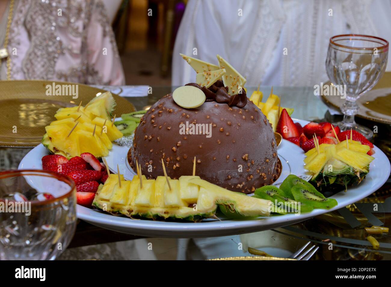 Gateau A La Creme Glacee Au Chocolat Decoration Avec Fruits Ananas Kiwi Mangue Photo Stock Alamy