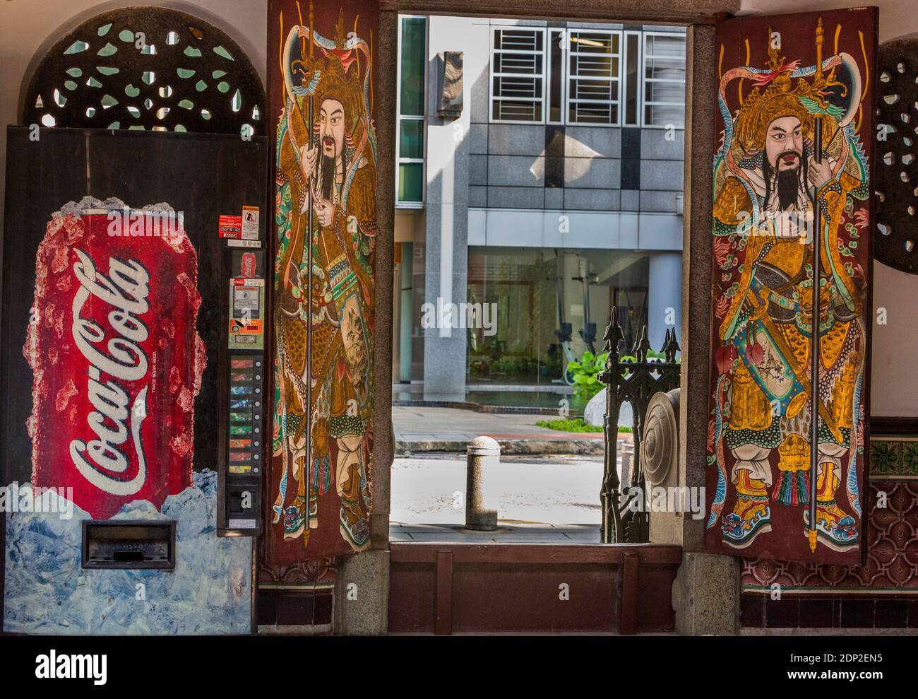 Singapour, Thian Hock Keng Temple taoïste, distributeur automatique de boissons à côté de la porte de sortie des tuteurs. Banque D'Images