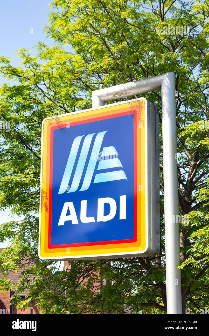 Supermarché Aldi signe, nouvelle route, Stourbridge, West Midlands, England, United Kingdom Banque D'Images