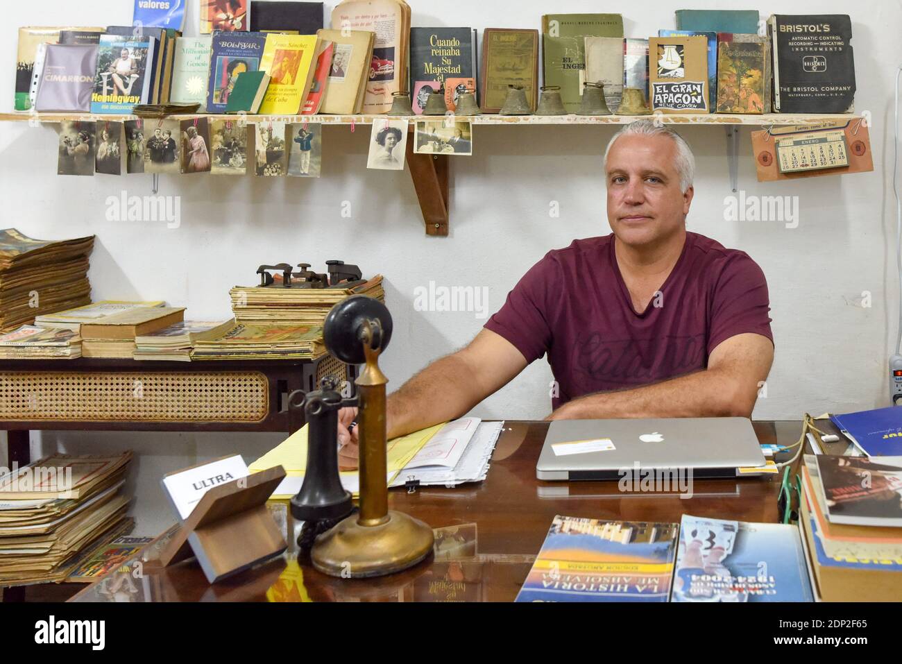 Petite librairie indépendante vendant des livres cubains d'époque, Trinidad, Cuba Banque D'Images