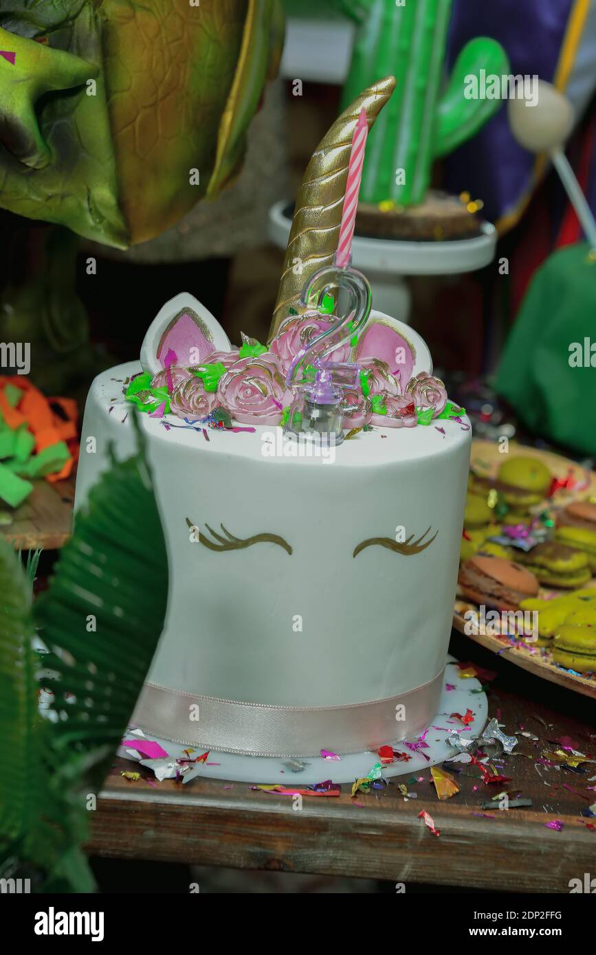 Table De Fete D Anniversaire Pour Petite Fille Avec Gateau De Licorne Cupcakes Et Biscuits Sugaer Photo Stock Alamy Table De Fete D Anniversaire Pour Petite Fille Avec Gateau De Licorne Cupcakes Et Biscuits Sugaer Photo Stock Alamy