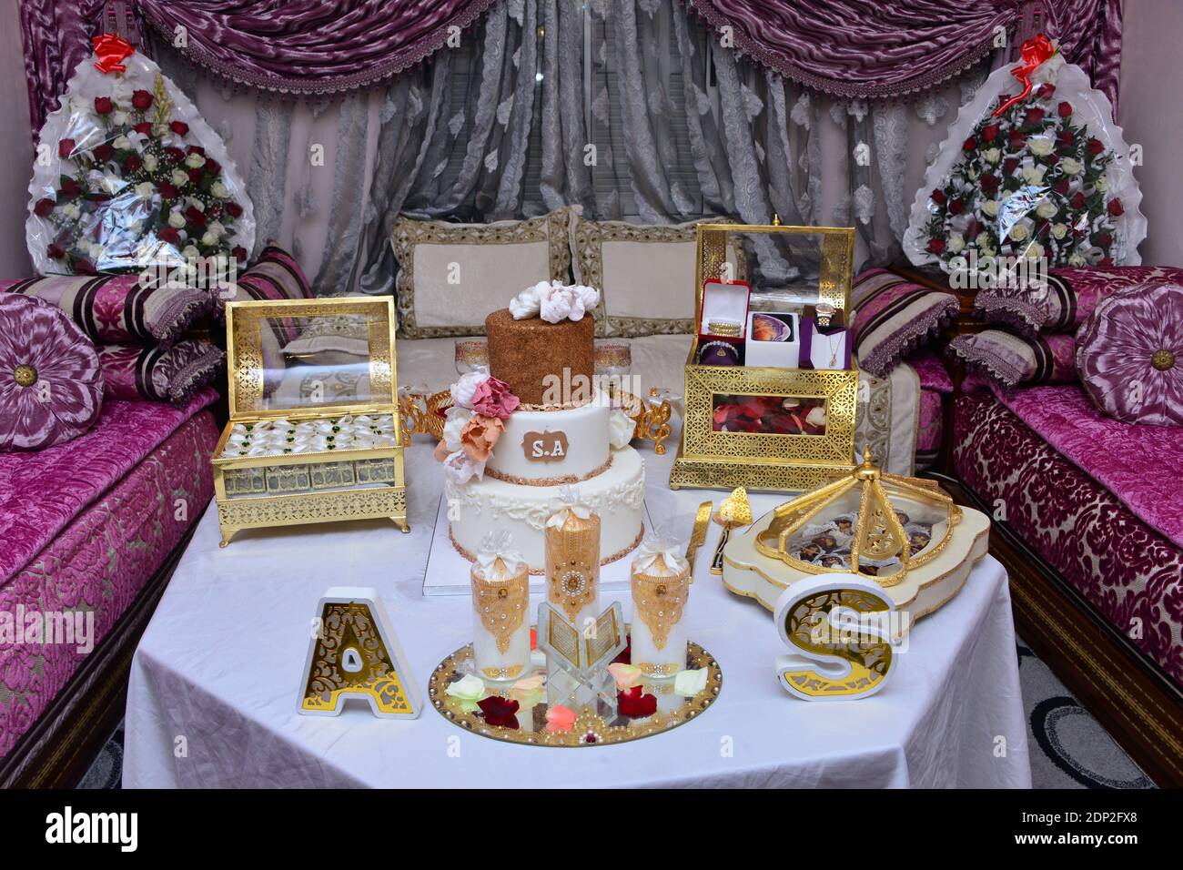 Buffet De Mariage Marocain Gateau Et Fleurs Salon Marocain Traditionnel Photo Stock Alamy