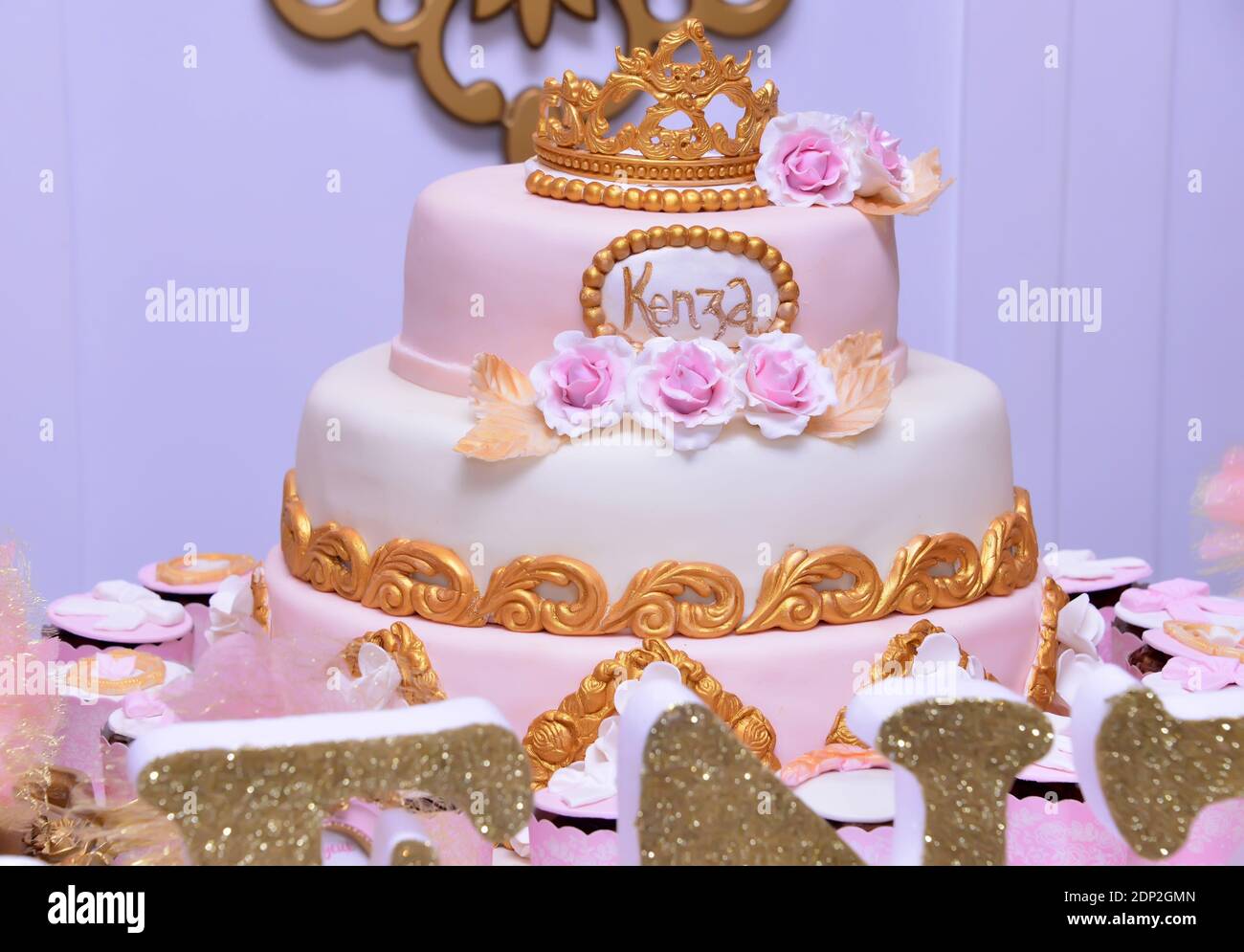 Gateau De Mariage En Gros Plan Rose Photo Stock Alamy Gateau De Mariage En Gros Plan Rose Photo Stock Alamy