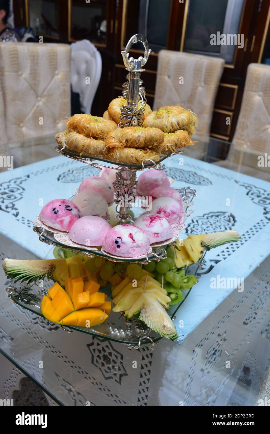 Gateau A La Creme Glacee Au Chocolat Decoration Avec Fruits Ananas Kiwi Mangue Photo Stock Alamy