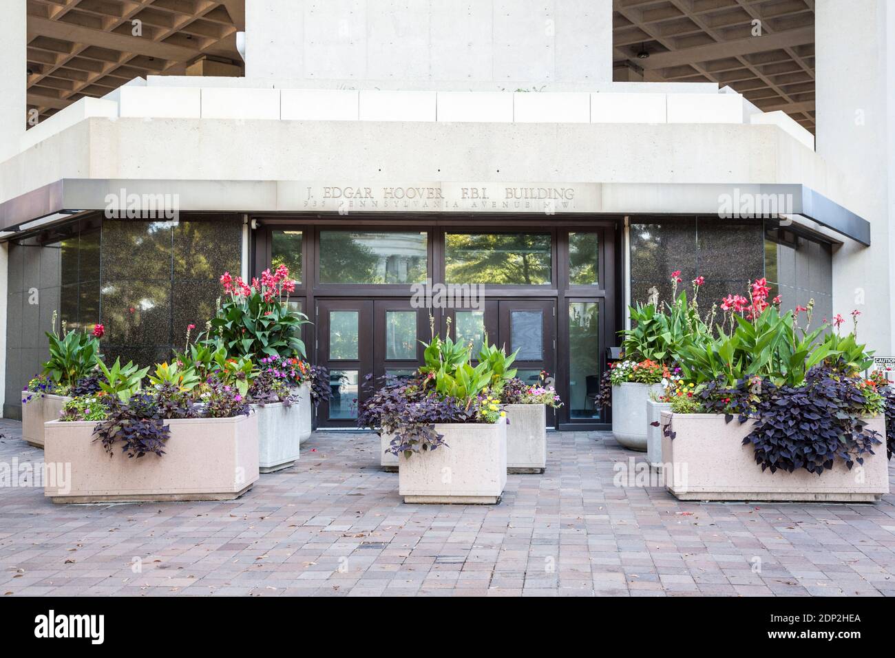 Sécurité Bollards de fleurs entrée de garde au Federal Bureau of Investigation, FBI, J Edgar Hoover Building, Washington DC, Etats-Unis. Banque D'Images