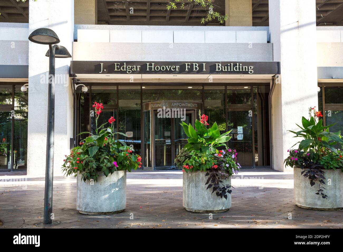 Sécurité Bollards de fleurs entrée de garde au Federal Bureau of Investigation, FBI, J Edgar Hoover Building, Washington DC, Etats-Unis. Banque D'Images