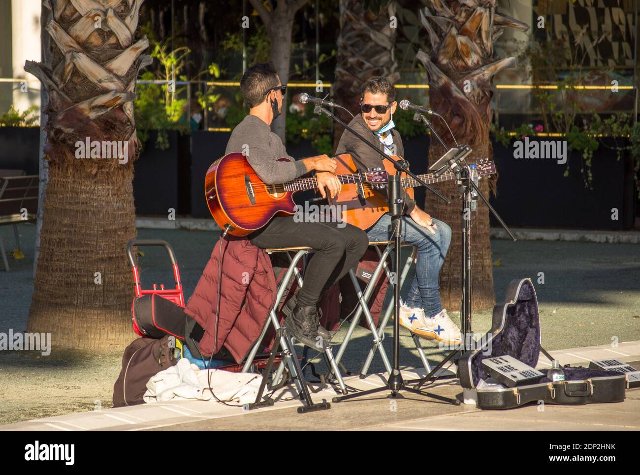 Deux musiciens de la rue espagnole, dans les rues de Malaga, Andalousie, Espagne. Banque D'Images