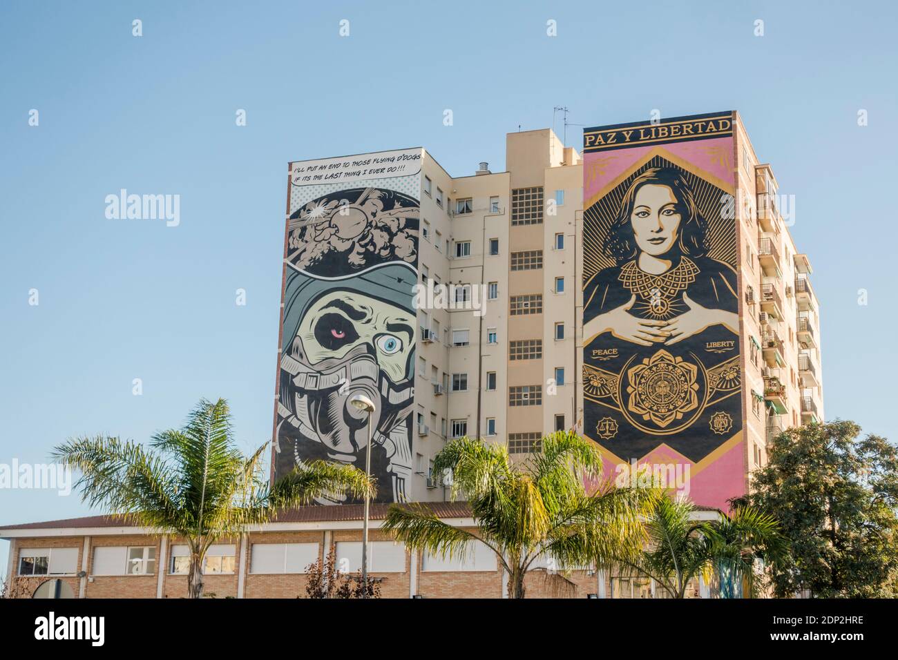 Peintures de D face (l) en obéit Shepard Fairey (r) à Malaga Soho sur des bâtiments, quartier d'art, Andalousie, Espagne Banque D'Images