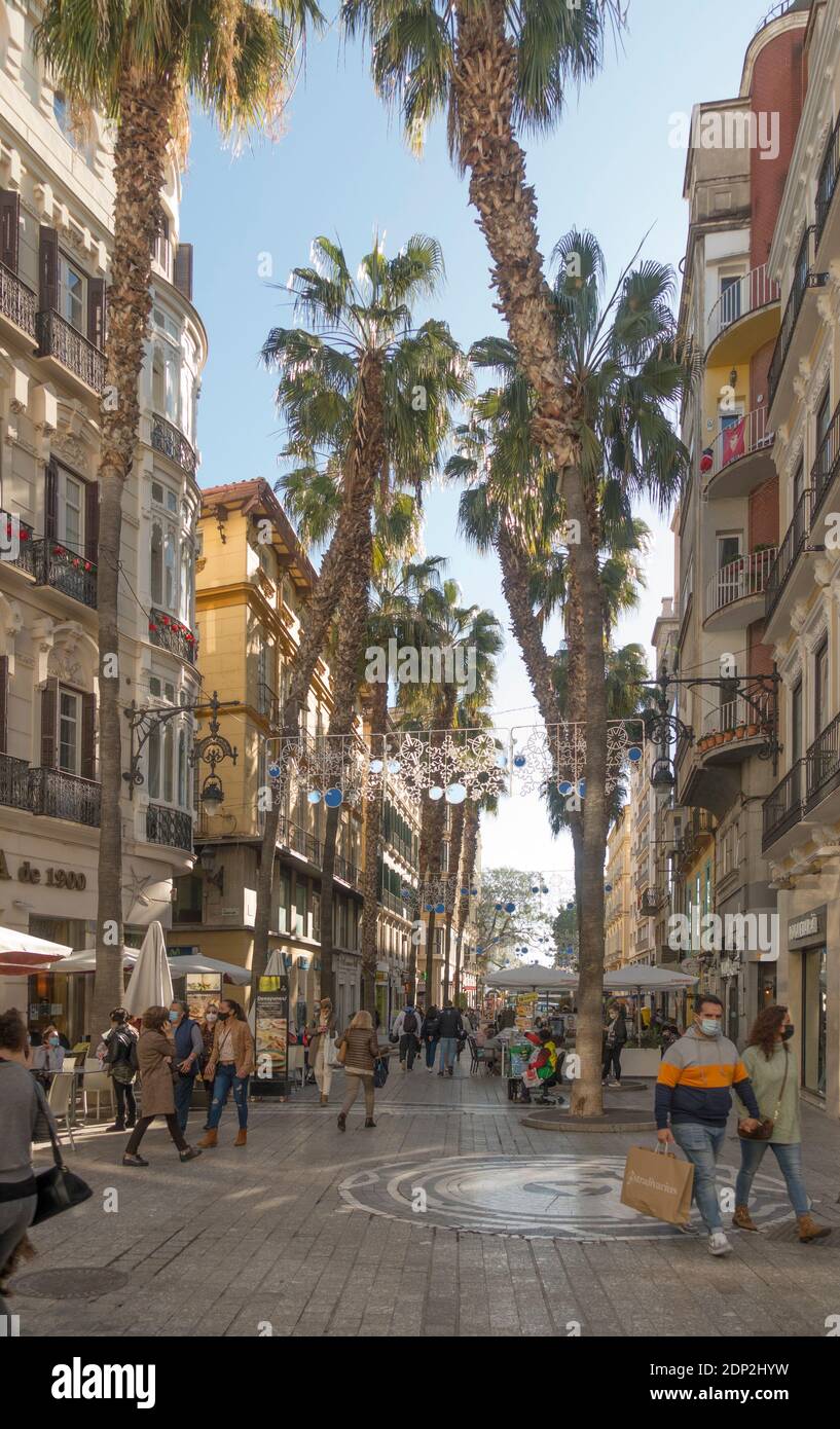 Rue bordée de palmiers à Puerto del Mar dans le centre de Malaga. Malaga, sud de l'Espagne. Banque D'Images