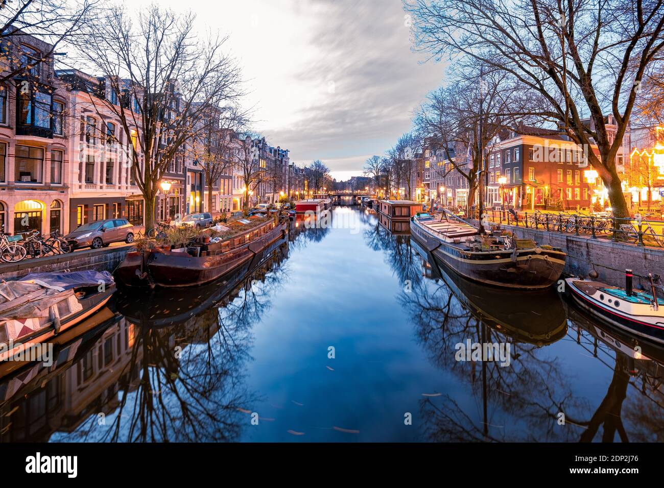 Canaux d'Amsterdam dans la lumière du soir, canaux hollandais à Amsterdam  Hollande pays-Bas pendant l'hiver aux pays-Bas. Europe Photo Stock - Alamy