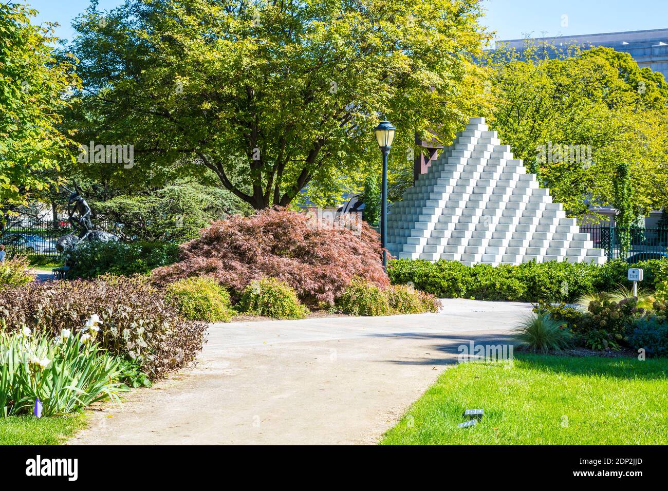 National Gallery of Art Sculpture Garden, Pyramide à quatre côtés par sol Lewitt, Washington DC, Etats-Unis. Banque D'Images