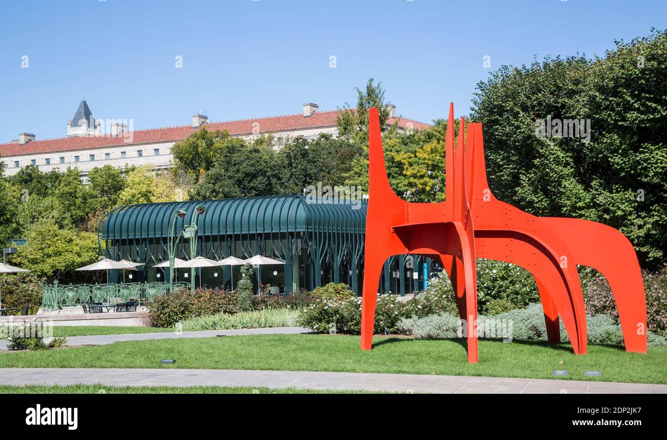 National Gallery of Art Sculpture Garden, Cheval Rouge par Alexander Calder, Washington DC, Etats-Unis. Banque D'Images