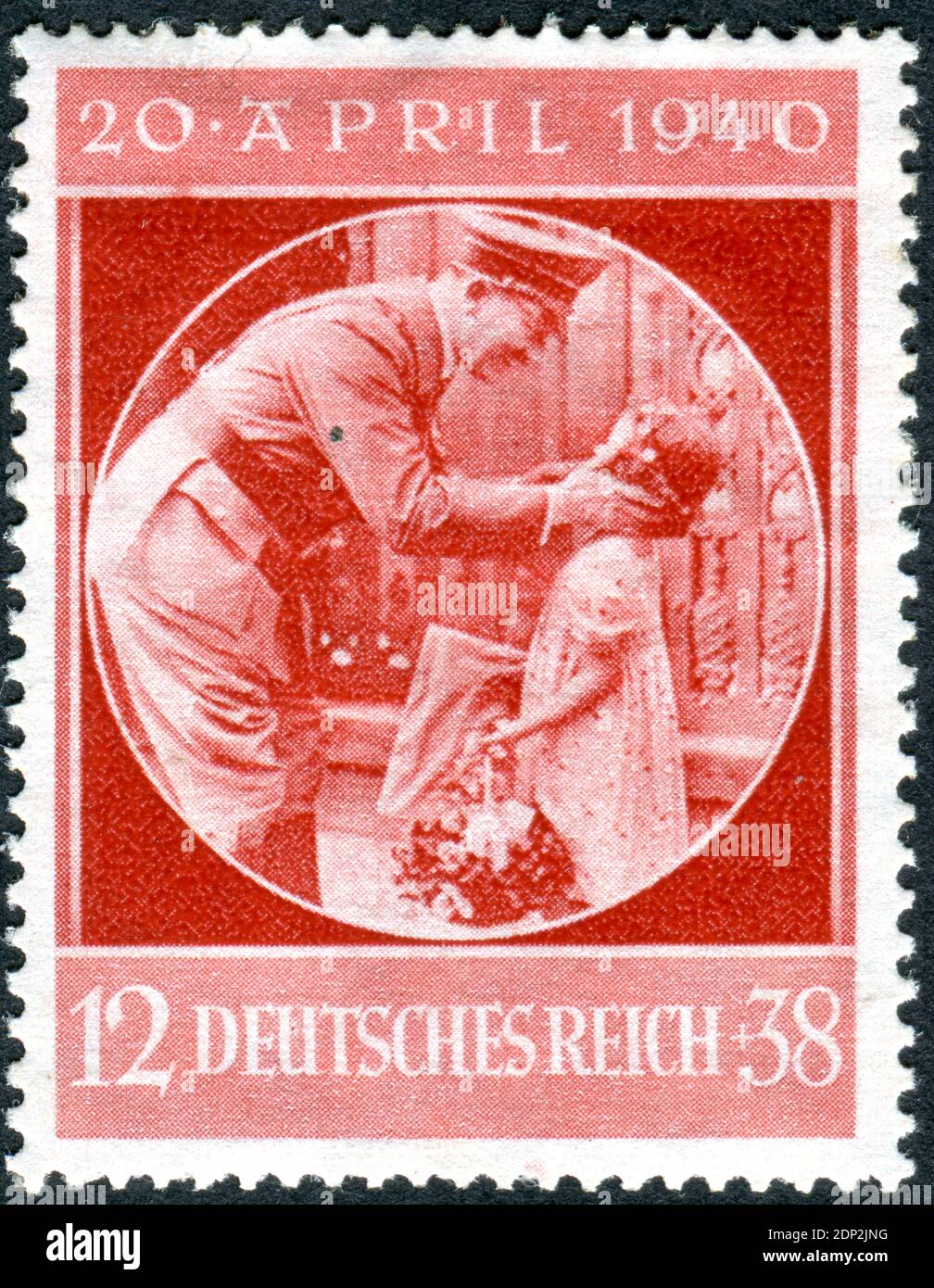 ALLEMAGNE - VERS 1940: Timbre imprimé en Allemagne, montré Adolf Hitler avec enfant. Adolf Hitler - politicien allemand, dirigeant (Fuehrer) d'Allemagne et du Parti nazi, vers 1940 Banque D'Images