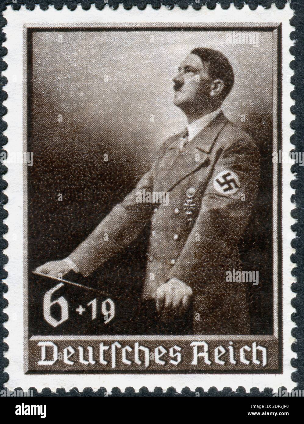 ALLEMAGNE - VERS 1939: Timbre-poste imprimé en Allemagne, montre Adolf Hitler pour le lectern. Adolf Hitler - politicien allemand, dirigeant (Fuehrer) d'Allemagne et du Parti nazi, vers 1939 Banque D'Images
