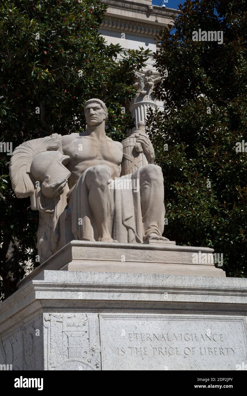 Statue de tutelle, Archives nationales, Washington DC, États-Unis. Sculpteur James Earle Fraser. La vigilance éternelle est le prix de la liberté. Banque D'Images