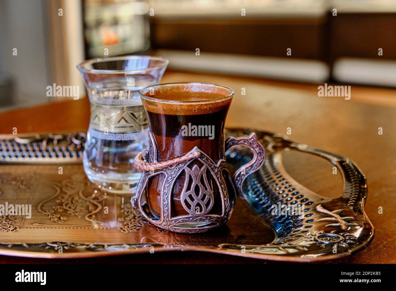 Café turc avec mousse dans un beau petit verre et un verre d'eau propre sur  un beau plateau dans un café Photo Stock - Alamy