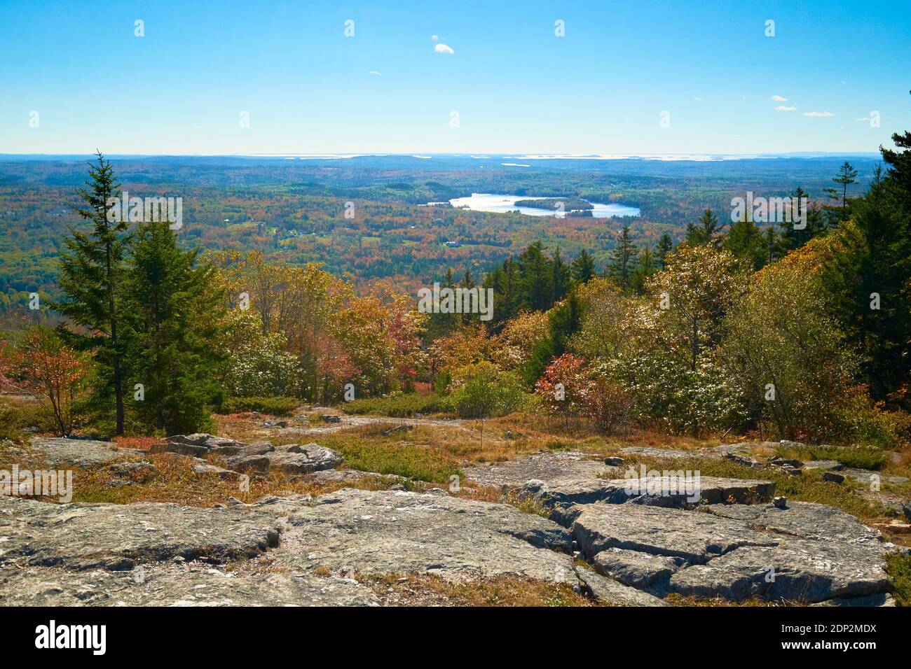 Vue sur l'automne. Sur la piste Osgood jusqu'au sommet de la montagne Blue Hill, qui fait partie du Blue Hill Heritage Trust dans le Maine. Banque D'Images