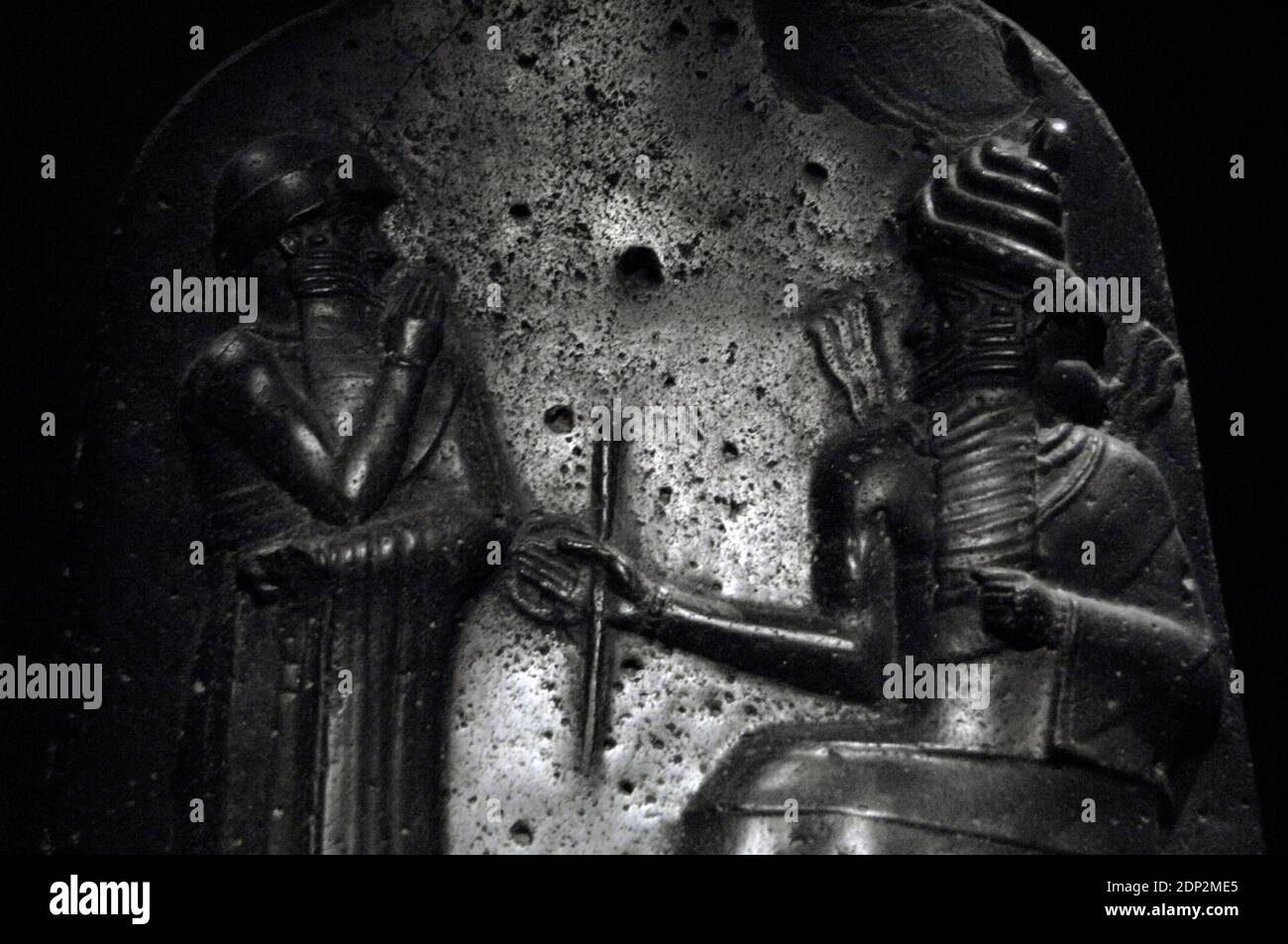 Code de droit de Hammurabi, roi de Babylone. Stèle basalte, érigée par le roi Hammurabi de Babylone (1792-1750 av. J.-C.). Détail du relief représentant Hammurabi (debout) recevant son investiture de Shamash, dieu de la justice. Musée du Louvre. Paris, France. Banque D'Images