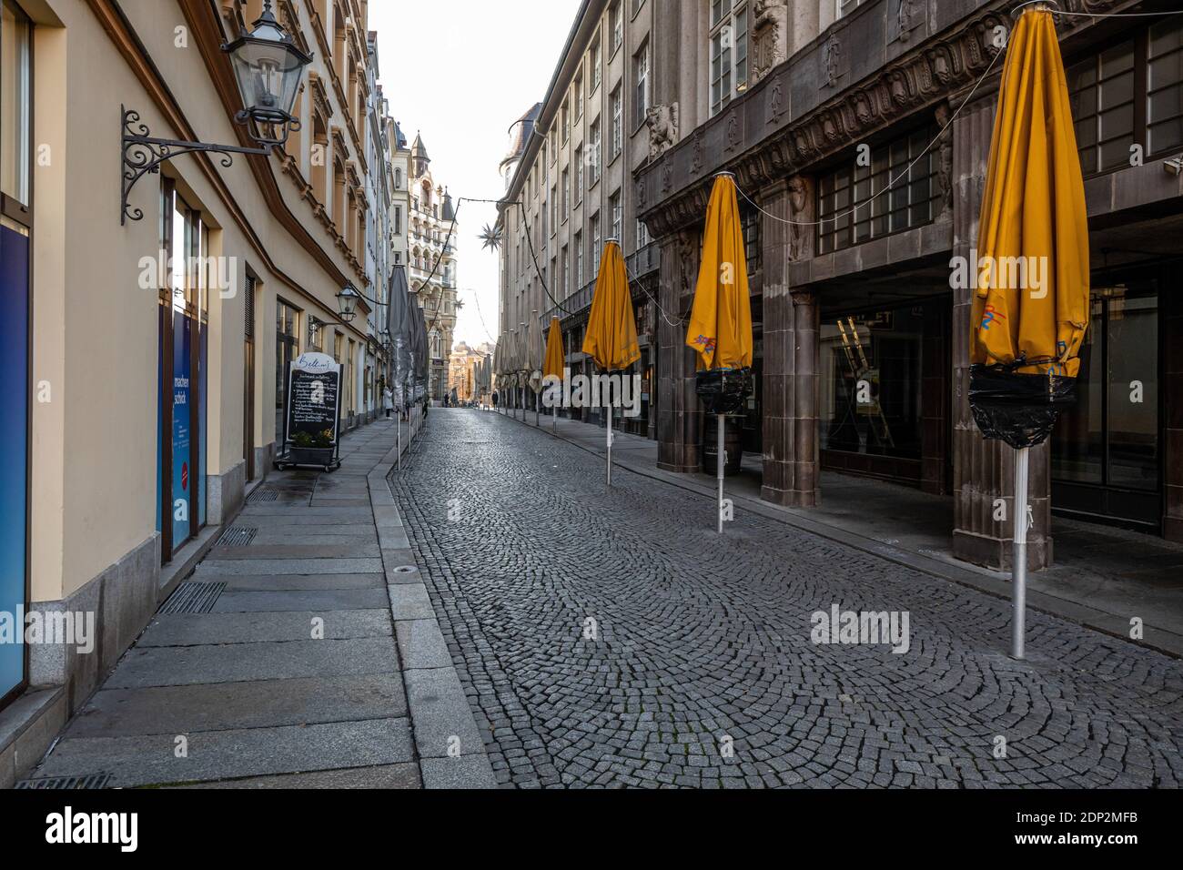 Leipzig, Allemagne, 12-16-2020, restaurants et magasins vides dans le centre-ville à cause de Corona/ allée pieds nus (Barfußgäßchen) Banque D'Images