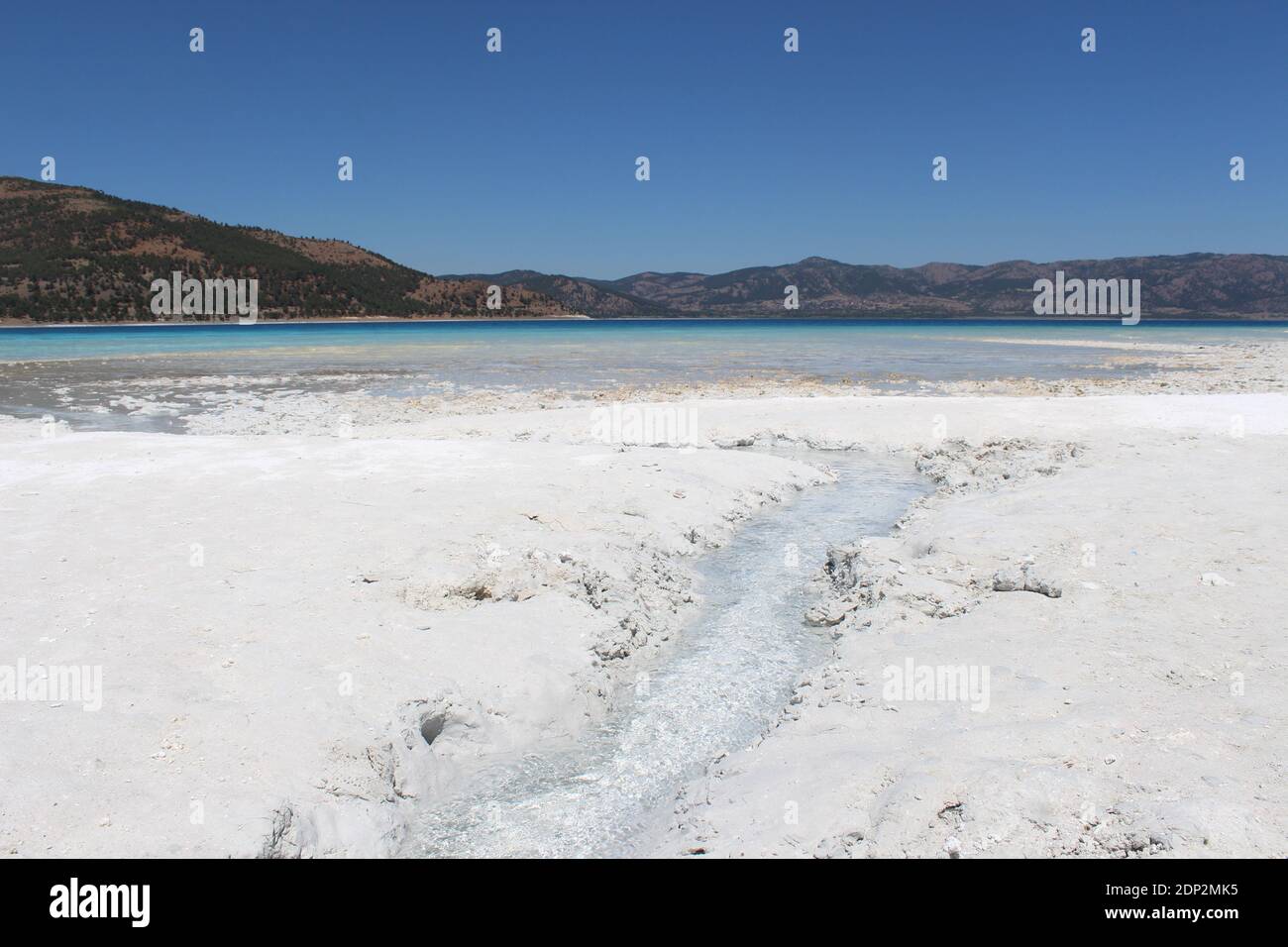 Vue sur le lac turquoise Salda avec sable blanc à Burdur en Turquie Banque D'Images