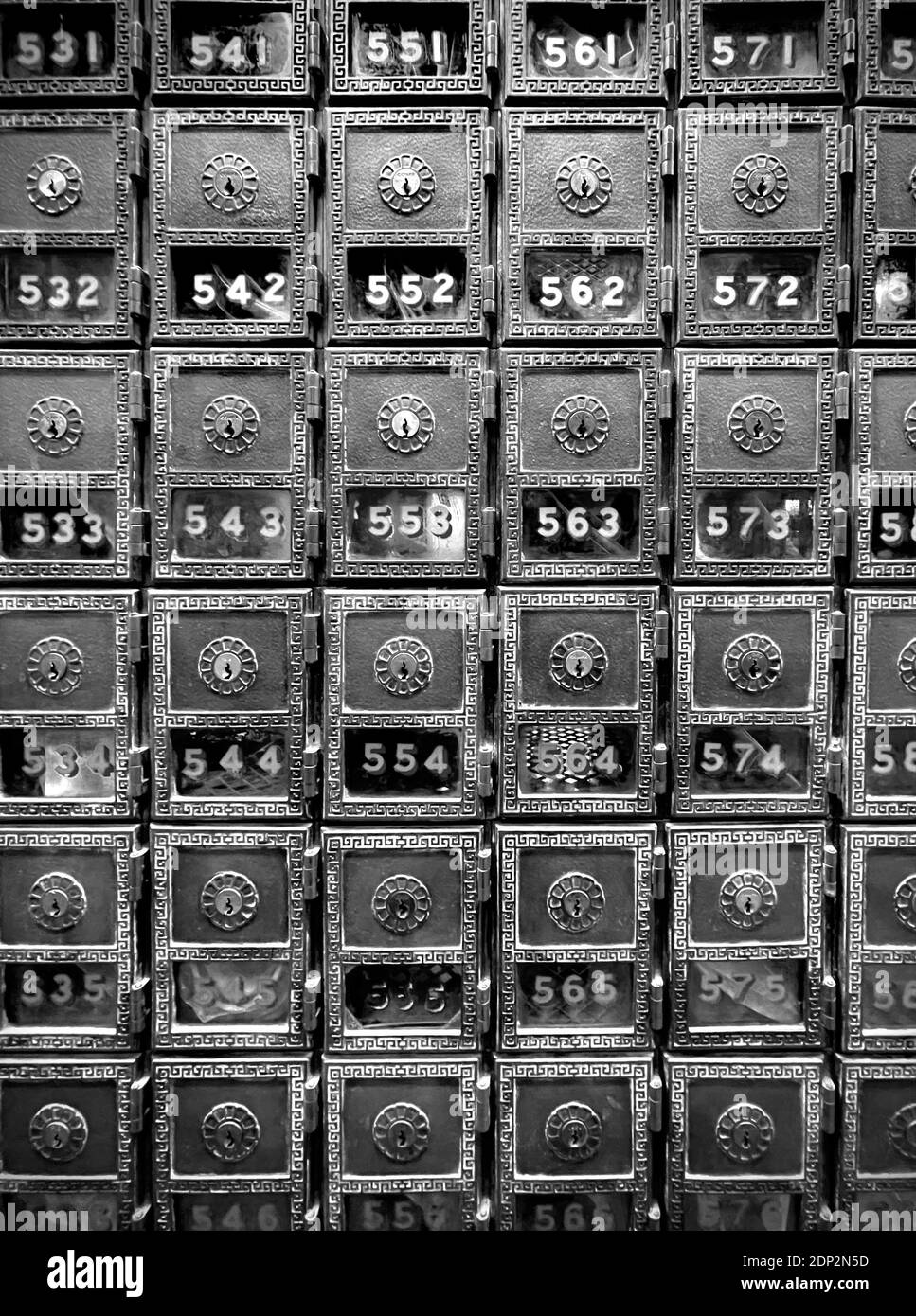 Boîtes de poste dans l'ancien bureau de poste de New York. Angle très spectaculaire avec objectif grand angle, pour une perspective de point de fuite. Banque D'Images Boîtes de poste dans l'ancien bureau de poste de New York. Angle très spectaculaire avec objectif grand angle, pour une perspective de point de fuite. Banque D'Images