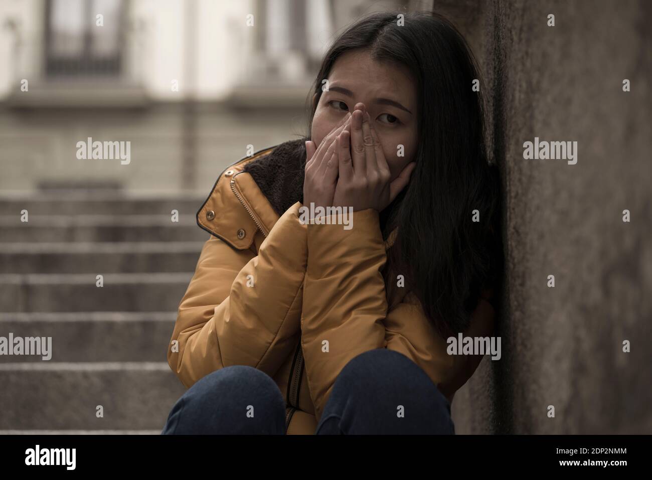 Jeune femme chinoise attractive triste et déprimée en veste d'hiver ...