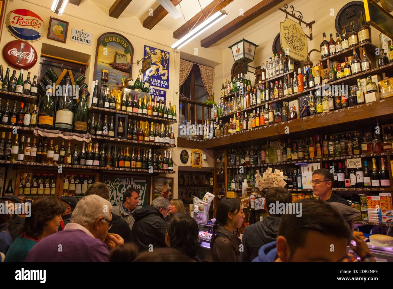 Quimet Quimet et bar à tapas et restaurant, Barcelone, Catalogne, Espagne  Photo Stock - Alamy