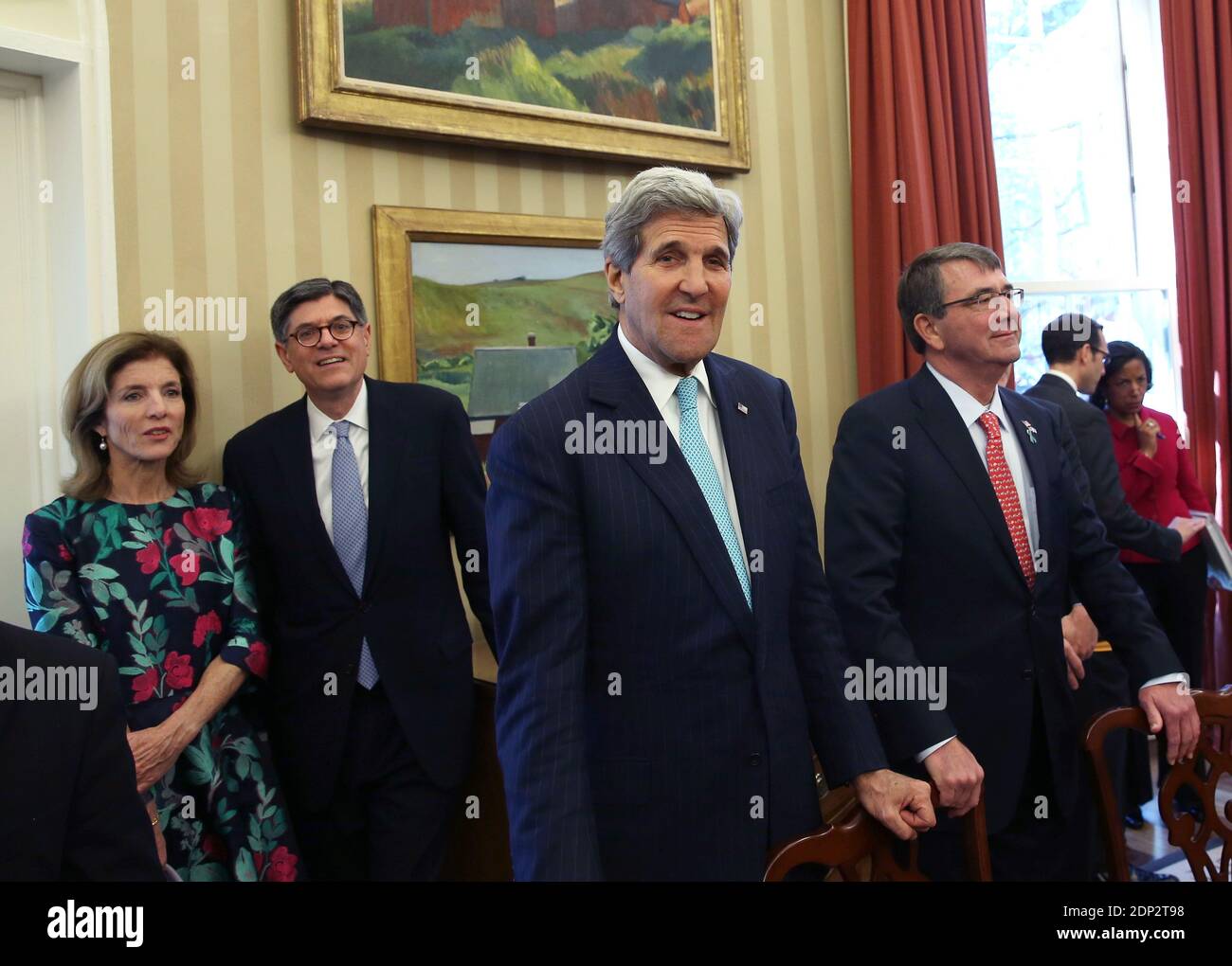 Le secrétaire D'État AMÉRICAIN John Kerry (C) se tient avec le secrétaire à la Défense Ash carter (R), l'ambassadeur Caroline Kennedy (L) et le secrétaire au Trésor Jack Lew (2ndL) tandis que le président américain Barack Obama tient une réunion bilatérale avec le premier ministre japonais Shinzo Abe dans le bureau ovale de la Maison Blanche le 28 avril, 2015 à Washington, DC. Le premier ministre japonais et sa femme sont en visite officielle à Washington. Photo de Mark Wilson/Pool/ABACAPRESS.COM Banque D'Images