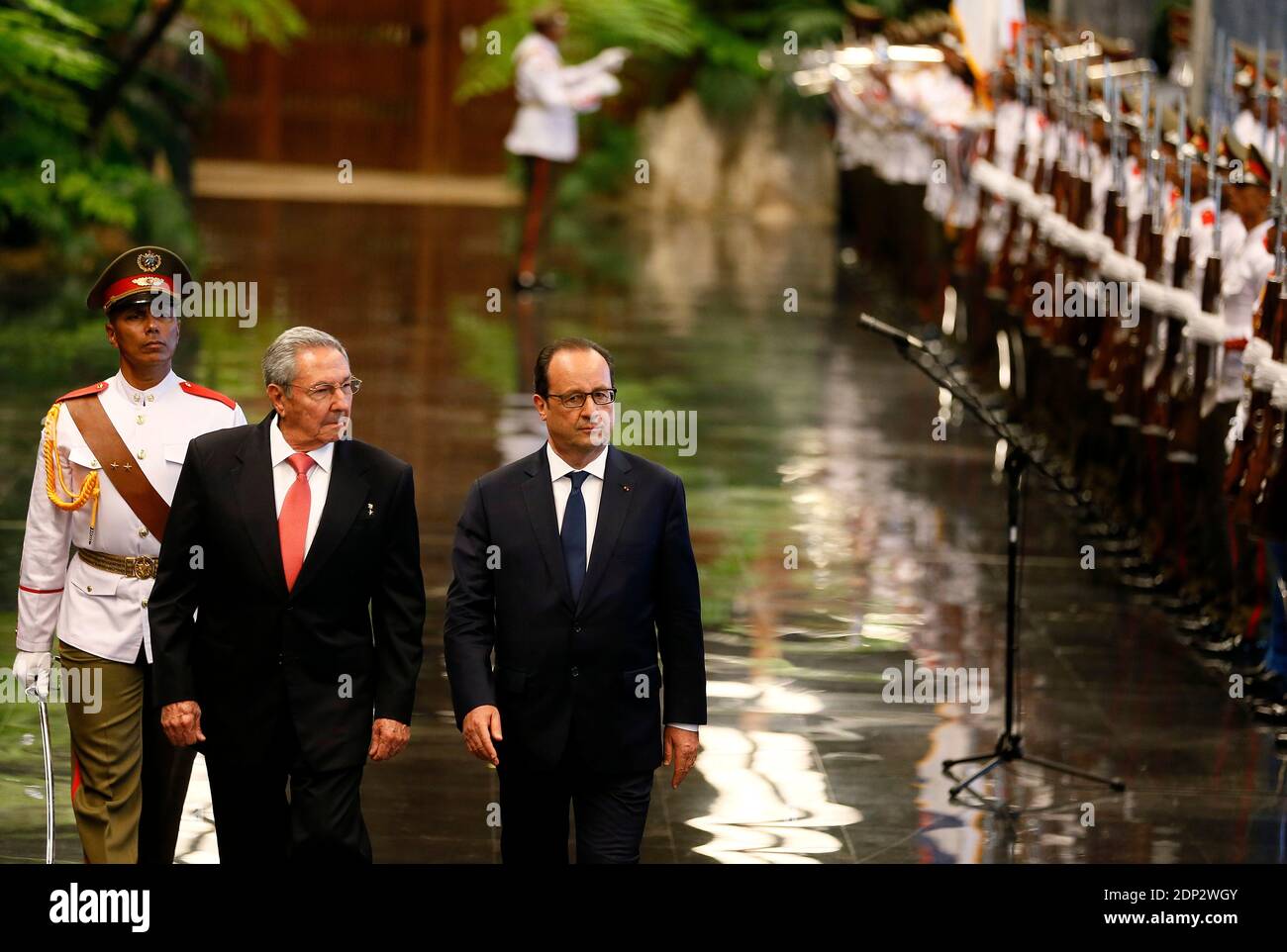 Le président français François Hollande et le président cubain Raul Castro lors d'une cérémonie de bienvenue au Musée de la Révolution, l'ancien palais présidentiel à la Havane, Cuba, le 11 mai 2015. Hollande effectue une excursion de cinq jours dans les Caraïbes, notamment en Guadeloupe, en Martinique, à Cuba et en Haïti. Photo de Patrick Bernard/ABACAPRESS.COM Banque D'Images