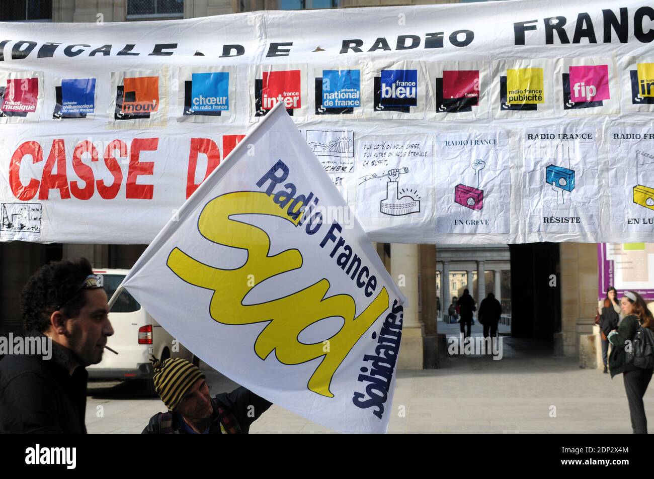 Des employés en grève du groupe de radiodiffusion de service public français radio France ont manifesté devant le ministère de la Culture, à Paris, en France, le 7 avril 2015. Les employés sont en grève depuis mars 19, après que le PDG a annoncé une stratégie d'épargne financière, avec notamment un plan de licenciements volontaires pour 200 à 300 cadres supérieurs et l'abandon de l'un des deux orchestres de radio France. Photo d'Alain Apaydin/ABACAPRESS.COM Banque D'Images