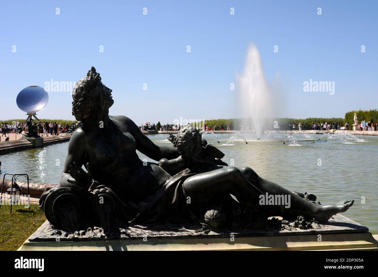 Les œuvres de l'artiste contemporain britannique-indien Anish Kapoor sont exposées dans les jardins du Château de Versailles, près de Paris, France, le 6 juin 2015, alors que l'exposition s'ouvre officiellement le 7 juin 2015. Photo d'Alain Apaydin/ABACAPRESS.COM Banque D'Images