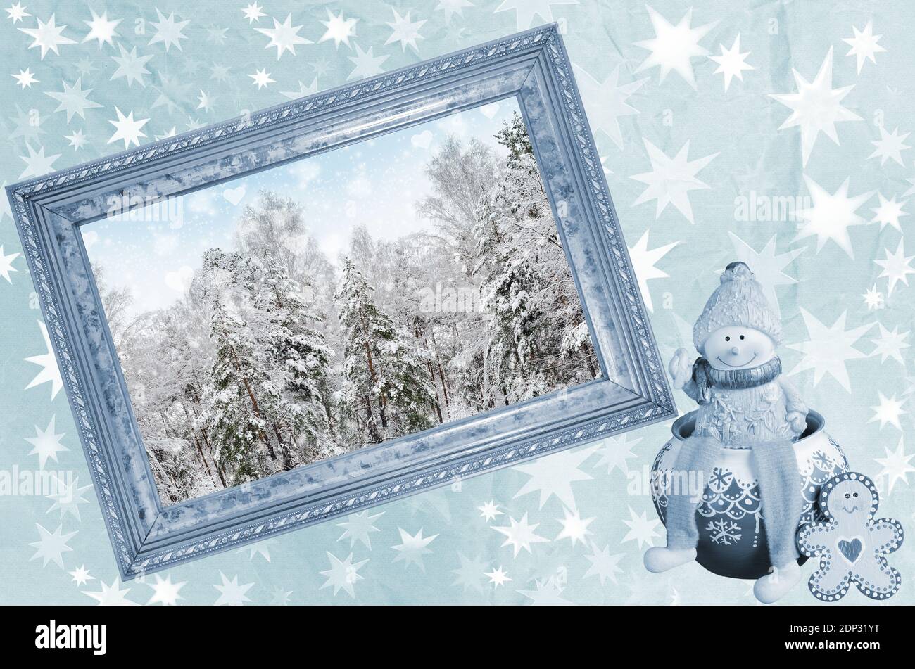 Cadre photo avec paysage d'hiver et jouets d'arbre de Noël sur le bleu, papier froissé dans les étoiles Banque D'Images