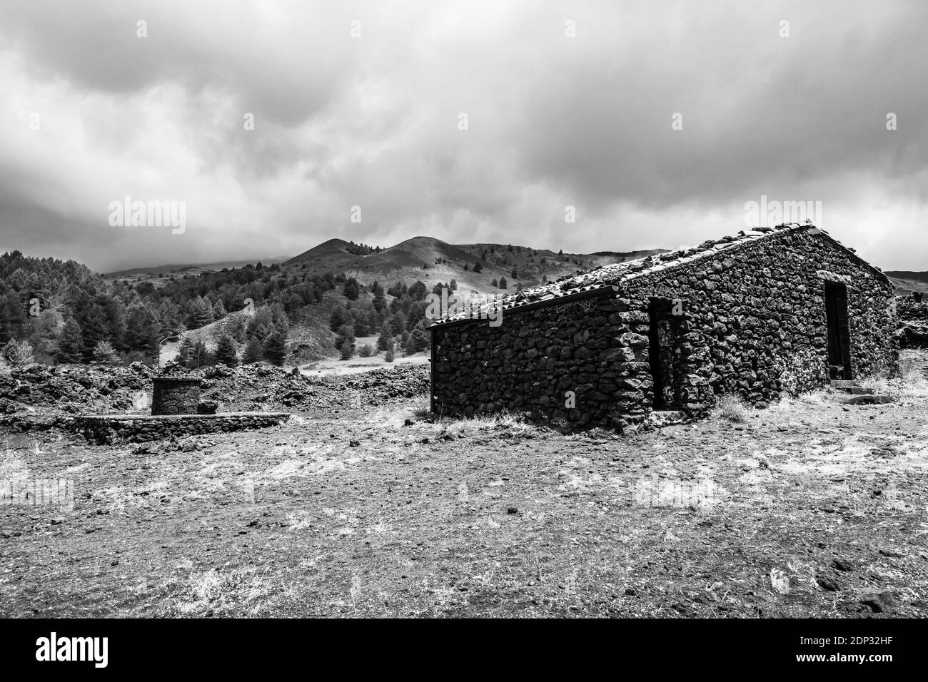 Refuge de Santa Barbara sur l'Etna et le puits de lave en pierre, Sicile Banque D'Images