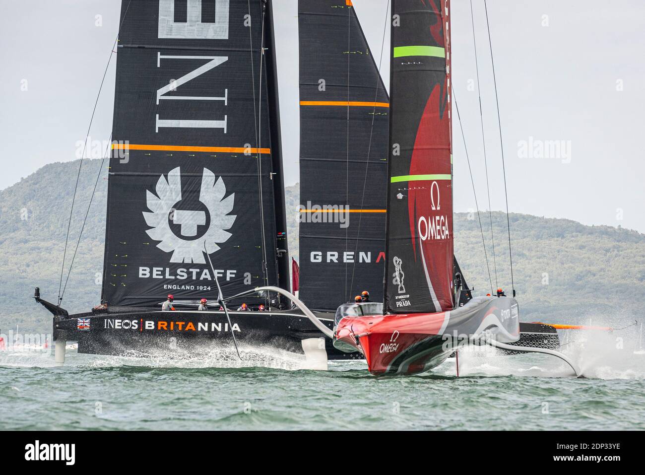 Emirates Team New Zealand prend après INEOS Team UK en leur donnant un départ de tête de 40 secondes dans le pré Démarrer pendant le Prada / LM Banque D'Images