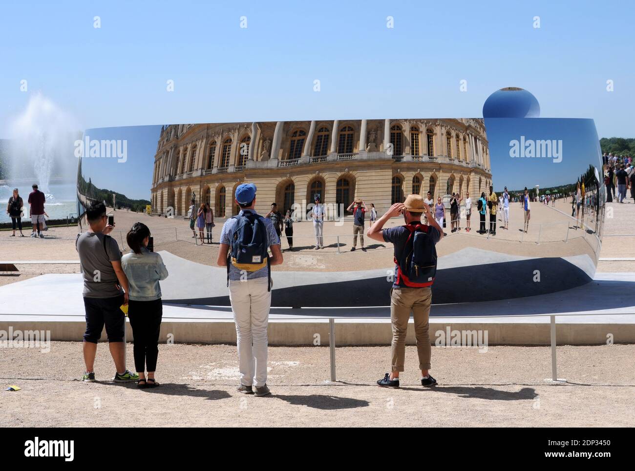 Les œuvres de l'artiste contemporain britannique-indien Anish Kapoor sont exposées dans les jardins du Château de Versailles, près de Paris, France, le 6 juin 2015, alors que l'exposition s'ouvre officiellement le 7 juin 2015. Photo d'Alain Apaydin/ABACAPRESS.COM Banque D'Images