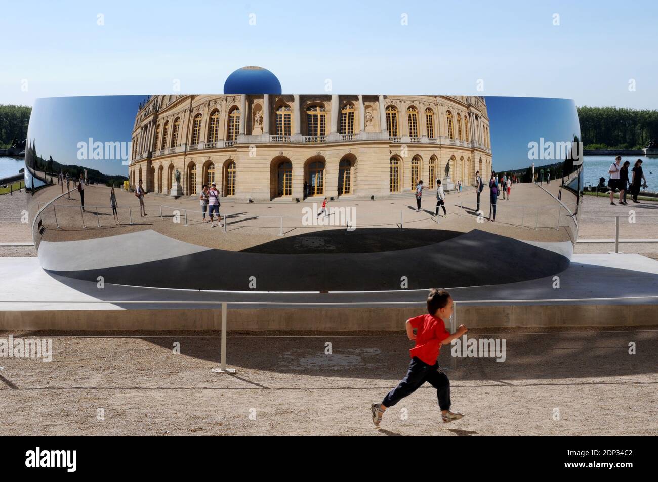 Les œuvres de l'artiste contemporain britannique-indien Anish Kapoor sont exposées dans les jardins du Château de Versailles, près de Paris, France, le 6 juin 2015, alors que l'exposition s'ouvre officiellement le 7 juin 2015. Photo d'Alain Apaydin/ABACAPRESS.COM Banque D'Images