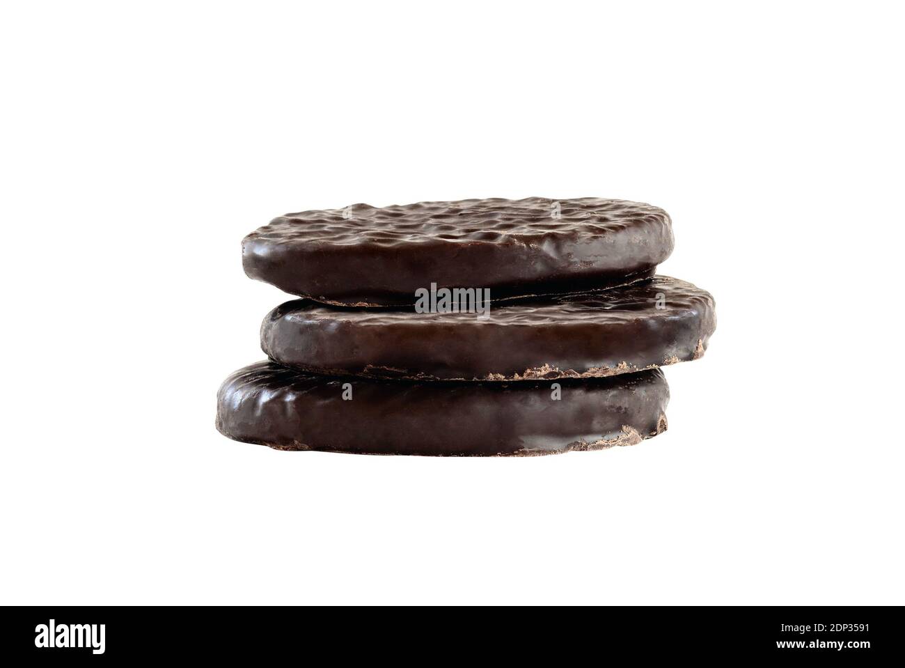 Pile de trois bonbons enrobés de chocolat noir avec une garniture crémeuse à la menthe poivrée. Isolé sur un arrière-plan blanc avec un masque inclus. Banque D'Images