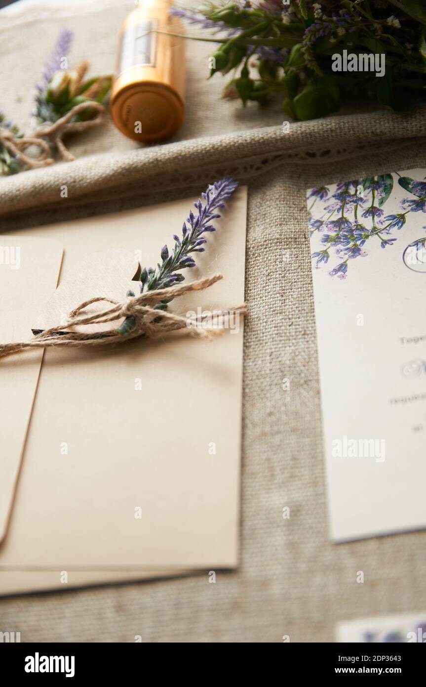 bouquet de mariage de style boho sur la table avec nappe en lin Banque D'Images